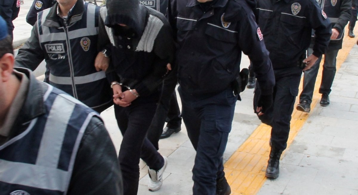 IŞİD'den aranan kişiye 'FETÖ'den gözaltı