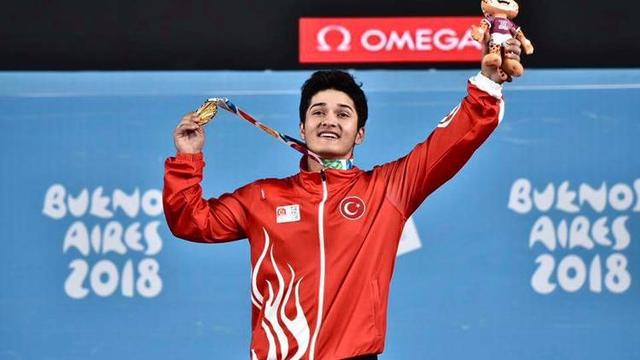 Milli halterci Muhammed Furkan Özbek'ten şehitlere selam