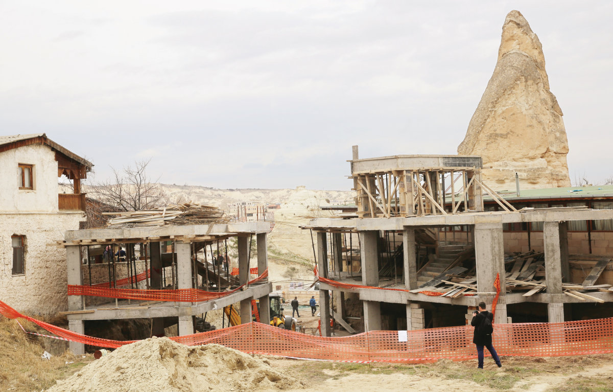 Peri Bacalarının Yanına İnşa Edilen Ucube Otel Yıkıldı