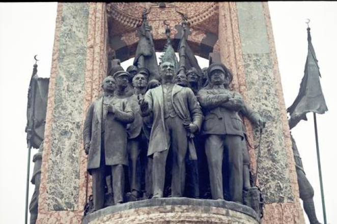 Bayrak yürekte, Atatürk bilinçte