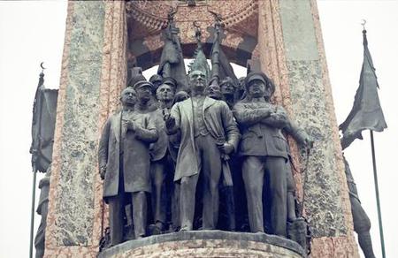 Bayrak yürekte, Atatürk bilinçte
