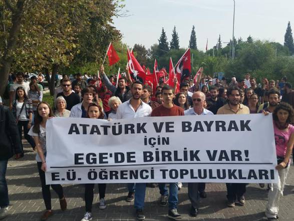 Ege Üniversitesi öğrencileri "Bayrak ve Atatürk" için yürüdü