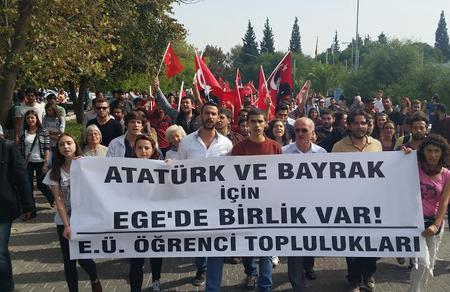 Ege Üniversitesi öğrencileri "Bayrak ve Atatürk" için yürüdü