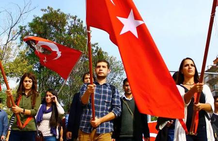 "Türk bayrağına saldırmak zorundalar"