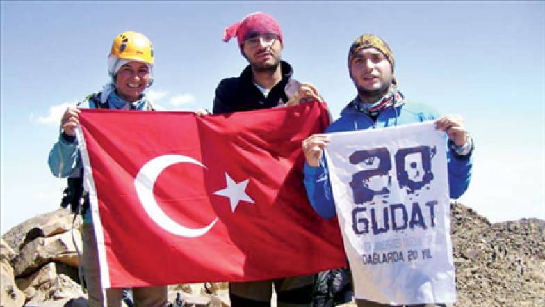 Türk bayrağıyla barış mesajı