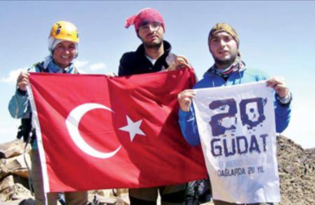 Türk bayrağıyla barış mesajı