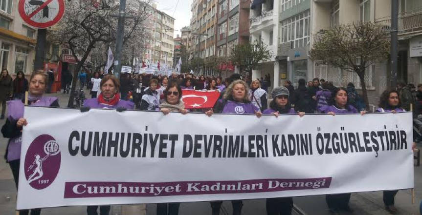 Cumhuriyet Kadınları kadına şiddete karşı yürüdü