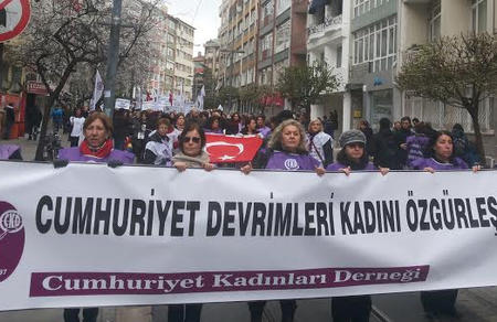 Cumhuriyet Kadınları kadına şiddete karşı yürüdü