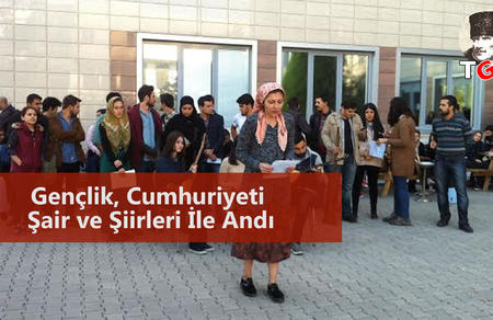 Gençlik, Cumhuriyeti Şair Ve Şiirleri İle Andı
