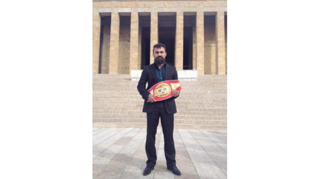 Şampiyon Boksör Anıtkabir'de!