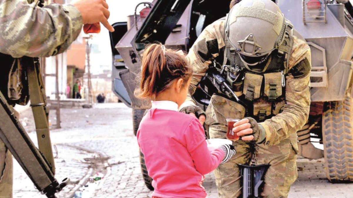 10 Fotoğrafta Asker ve Halk Dayanışması 