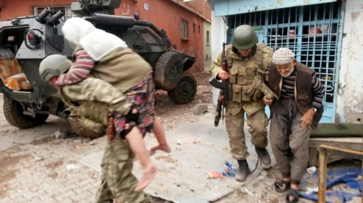 Askerler çatışmalardan dolayı günlerdir evlerinde açlıkla ve soğukla mücadele eden yaşlı çifti ambulansa taşırken.