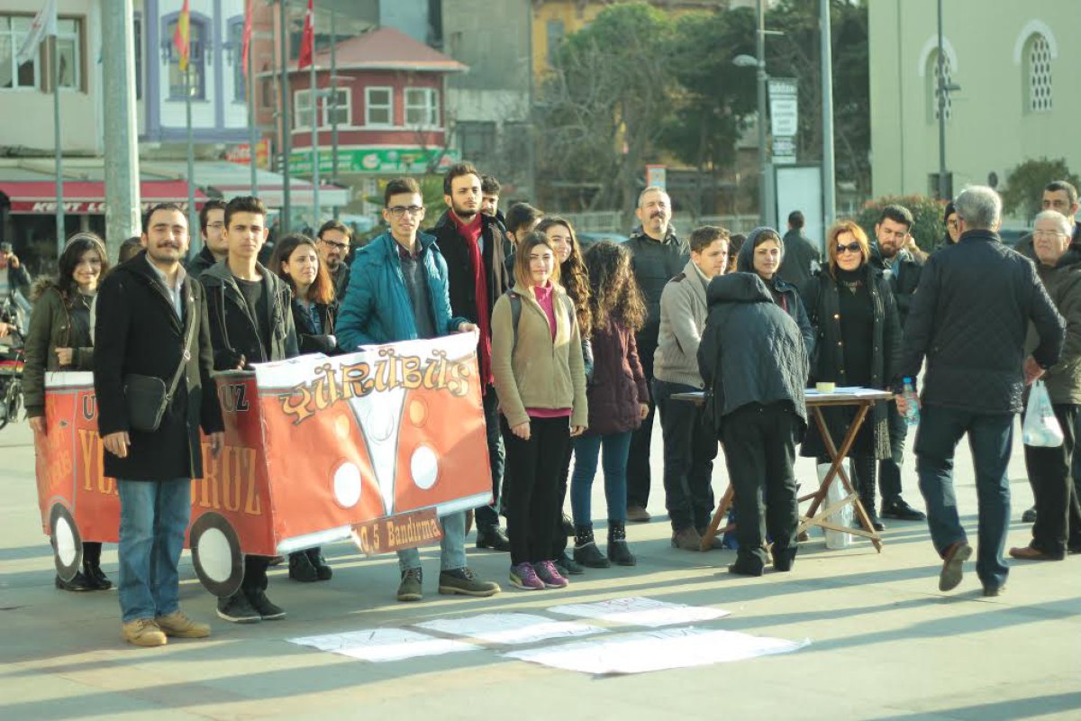 Bandırma'da Üniversiteliler Ulaşım Zammına Karşı Kendi Otobüsünü Yaptı