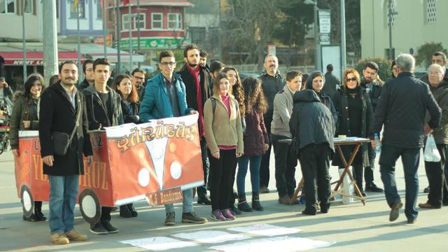 Bandırma'da Üniversiteliler Ulaşım Zammına Karşı Kendi Otobüsünü Yaptı