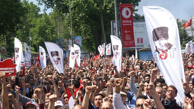 On Binlerce Yurttaş Mustafa Kemal'in Kararlılığıyla Yürüdü!