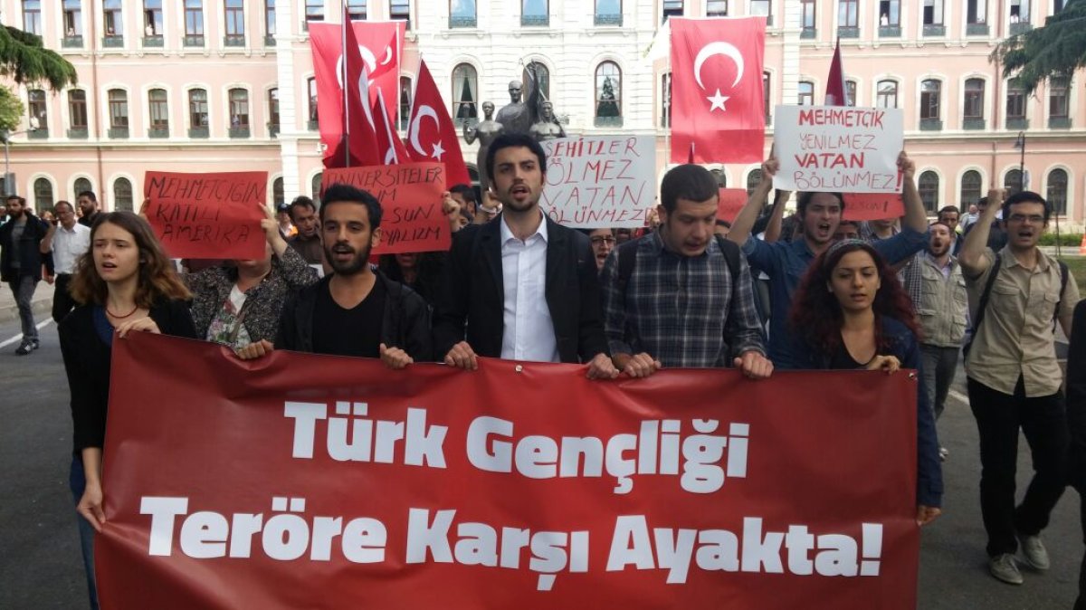 İstanbul Üniversitesi Öğrencileri Şehitlerimiz İçin Yürüdü