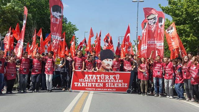 Gelecek, Ayağa Kalkıyor!