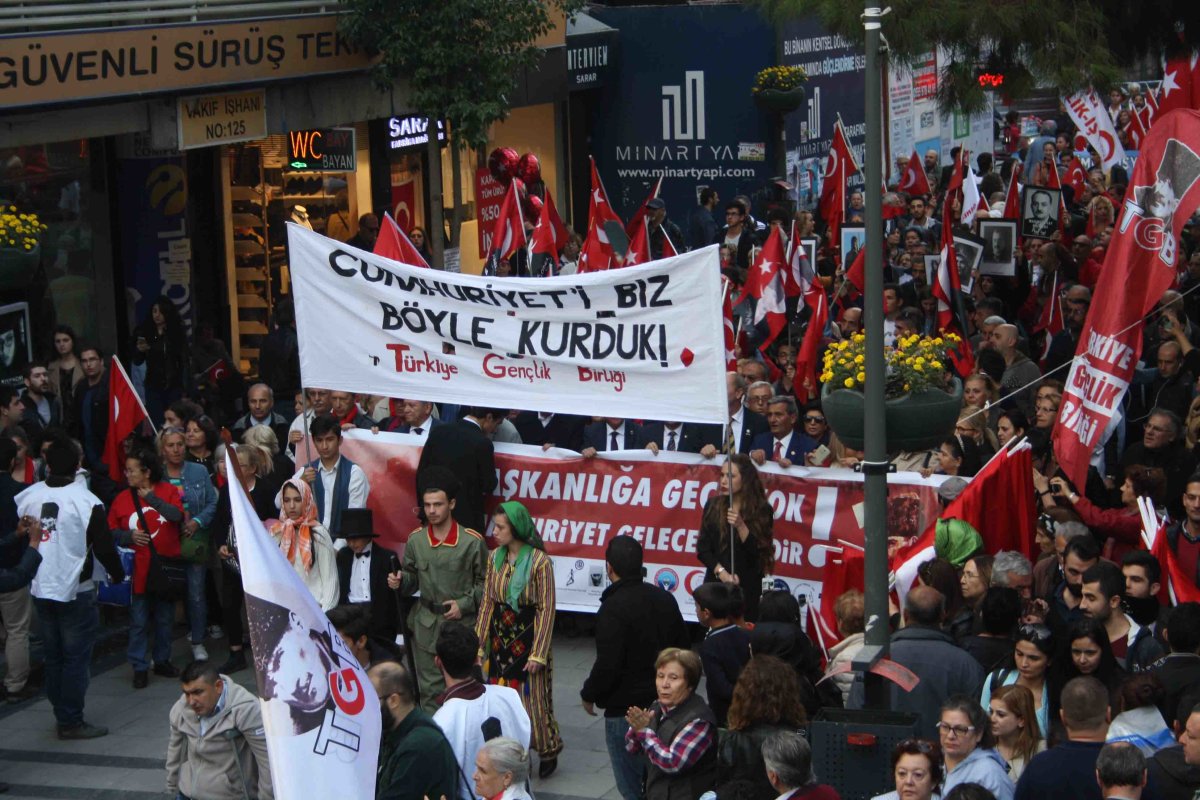 Karşıyaka 29 Ekim'de Kırmızı Beyaz'a Boyandı!