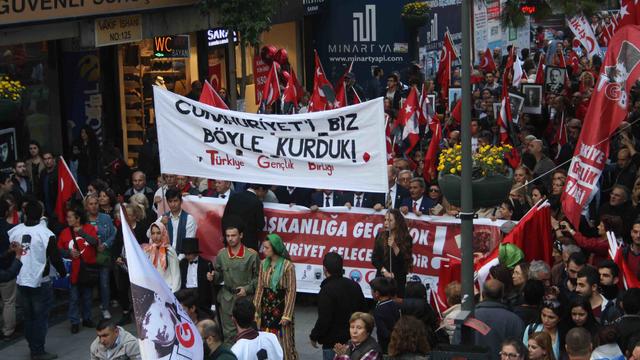 Karşıyaka 29 Ekim'de Kırmızı Beyaz'a Boyandı!