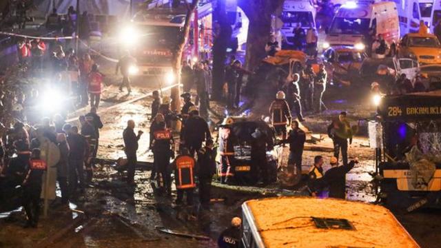 Siyah Renkli Barış Güvercinlerinin Kanatları Kırılırken 