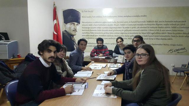 Kâtip Çelebi Üniversitesi Birimimiz 'Kırmızı Beyaz' Dergisini Tartıştı