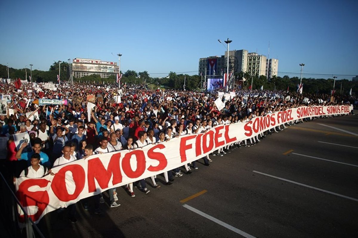 Devrimin 58. yıldönümü, ülkenin devrimden sonraki ilk lideri Fidel Castro’nun ölümünden sonra, diğer yıllara göre daha görkemli bir şekilde kutlandı.