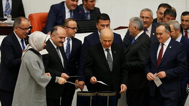 4 Maddede MHP'de Başkanlık Krizi