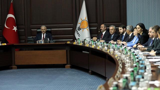 AKP ve MHP'deki fireler hükümeti endişelendiriyor