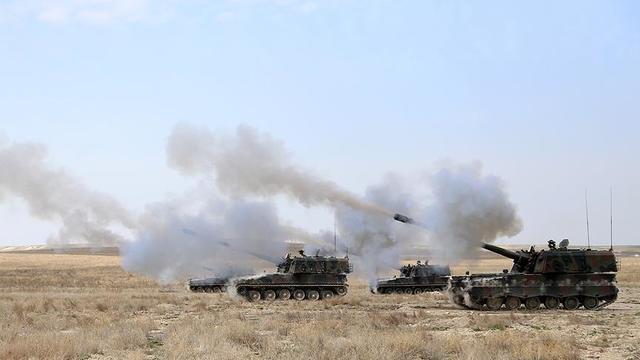 Afrin kırsalındaki terör örgütü PYD/PKK mevzileri bombalanıyor
