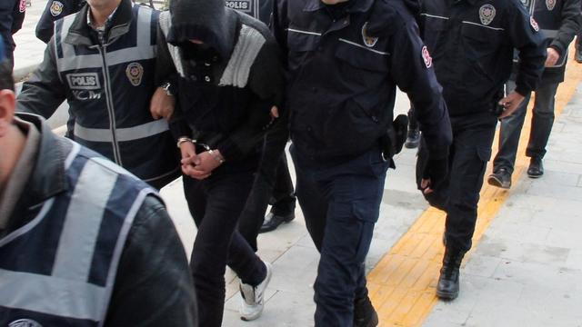 IŞİD'den aranan kişiye 'FETÖ'den gözaltı