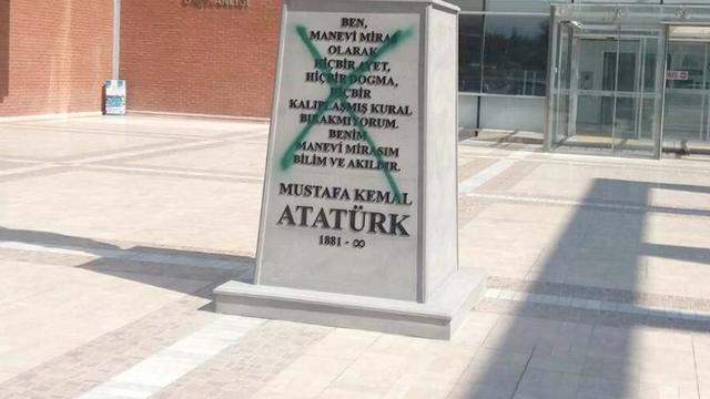 Atatürk büstüne boyalı saldırı!