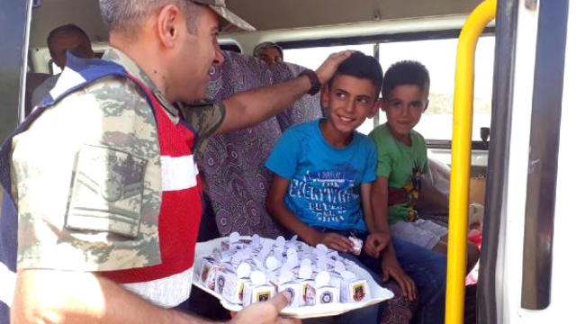 Jandarmadan çocuklara bayram hediyesi