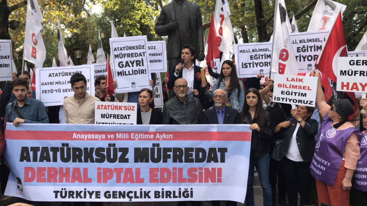 Gençliği FETÖ'nün hayallerine kurban ettirmeyiz!