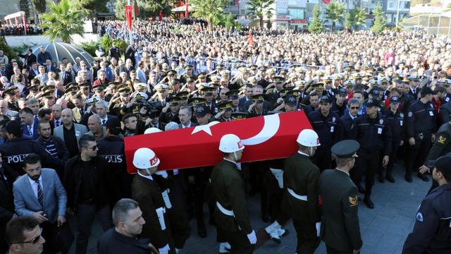 Şehit cenazelerini on binler uğurladı
