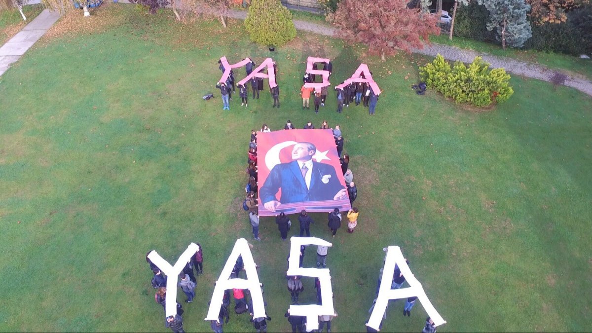 Boğaziçi Üniversitesi öğrencileri, 10 Kasım saat 9’u 5 geçe yaptığı anmanın ardından hazırladığı koreografi ile Yaşa Mustafa Kemal Paşa yazdı.