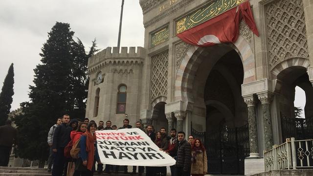 İstanbul Üniversitesi ADK'dan NATO'ya Hayır Pankartı!