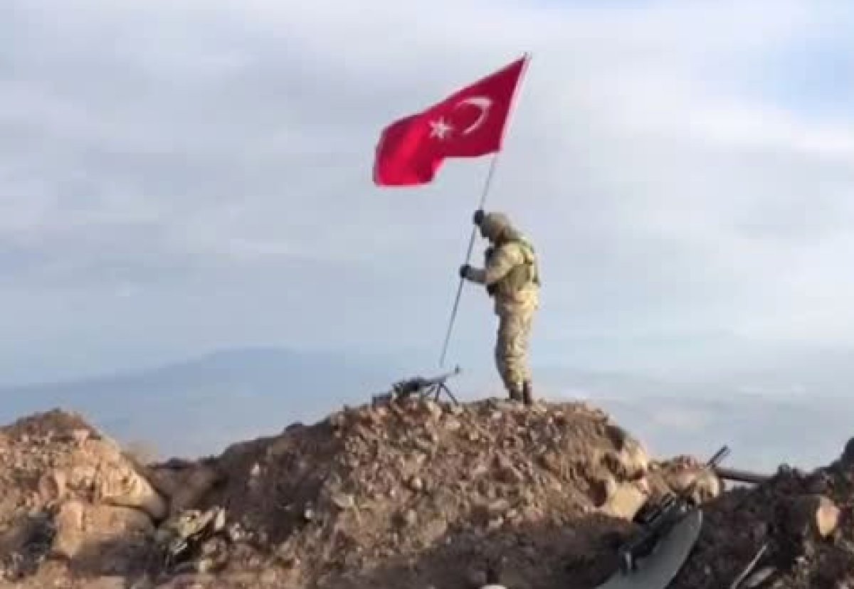 Mehmetçik Darmık dağına Türk bayrağını dikti
