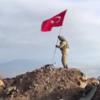Mehmetçik Darmık dağına Türk bayrağını dikti