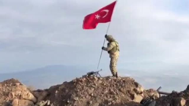 Mehmetçik Darmık dağına Türk bayrağını dikti