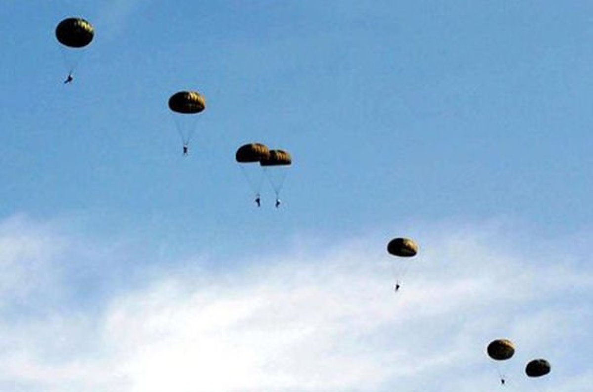Komandolardan "şehitlere saygı" atlayışı