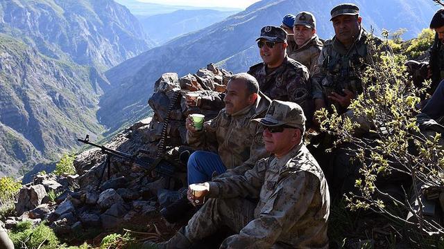Mehmetçik PKK’nın kırmızı bölgesinde çay içti