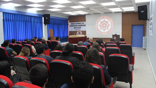 Cumhuriyet Üniversitesi öğrencileri edebiyatçı Onur Caymaz ile buluştu