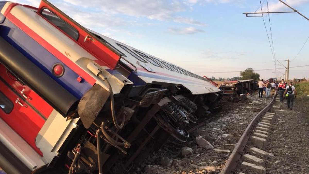 Tekirdağ'dan acı haber: Yolcu treni devrildi!