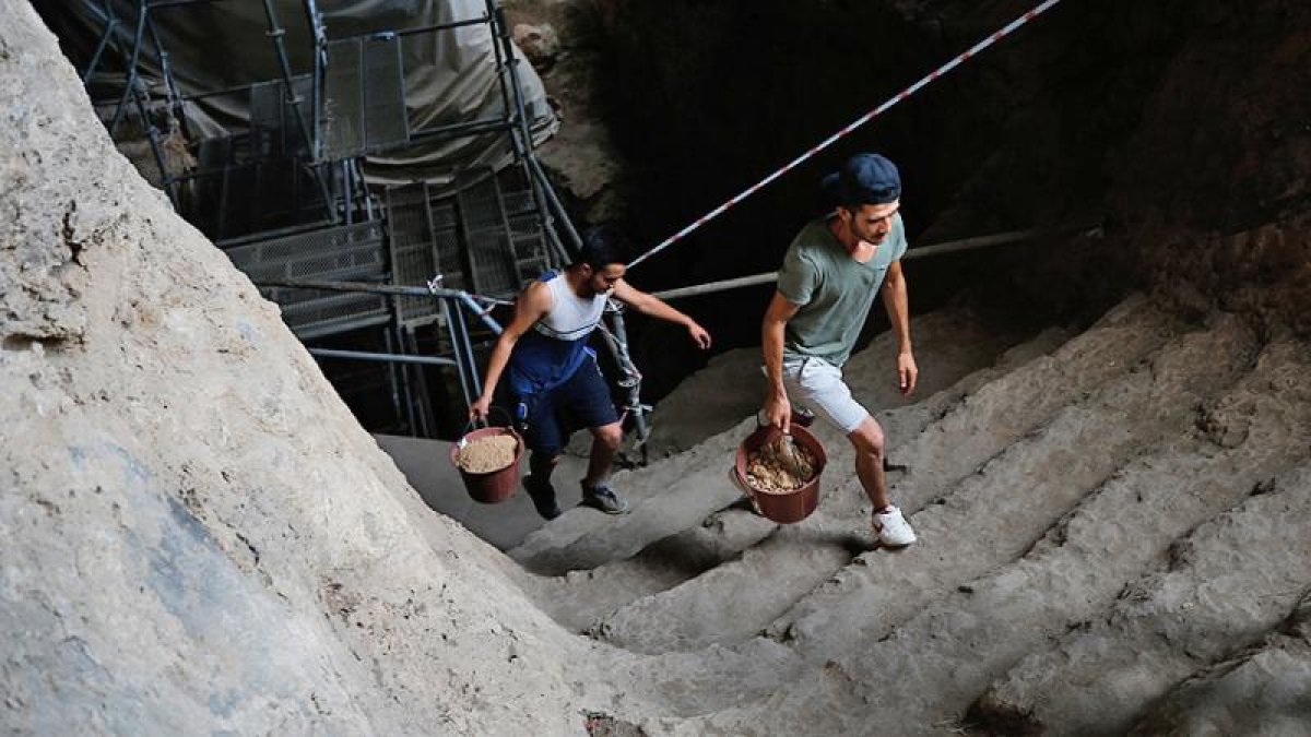 500 bin yıllık mağarada "cımbız"la tarih ayıklıyorlar