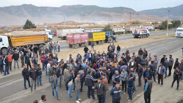 Özelleştirilen şeker fabrikasında çiftçiler eylem başlattı