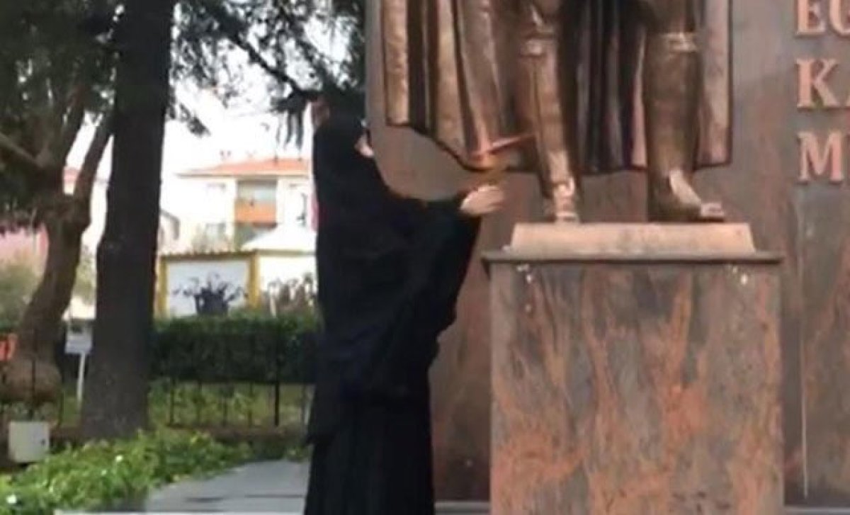Atatürk Anıtı'na Saldıran Kadın Yakalandı