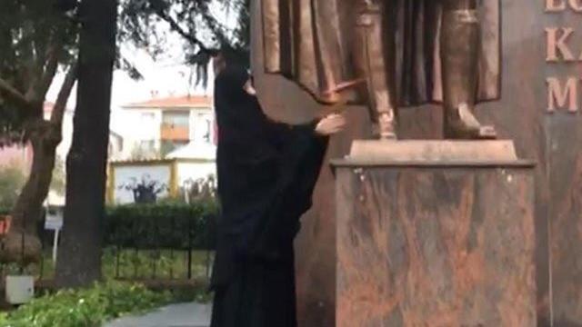 Atatürk Anıtı'na Saldıran Kadın Yakalandı