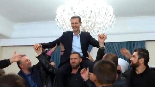 Suriyeliler Esad’ı Omuzlarında Taşıdı