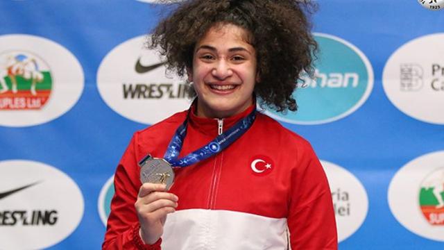Milli Güreşçi Ayşegül Özbeğe'den Gümüş Madalya