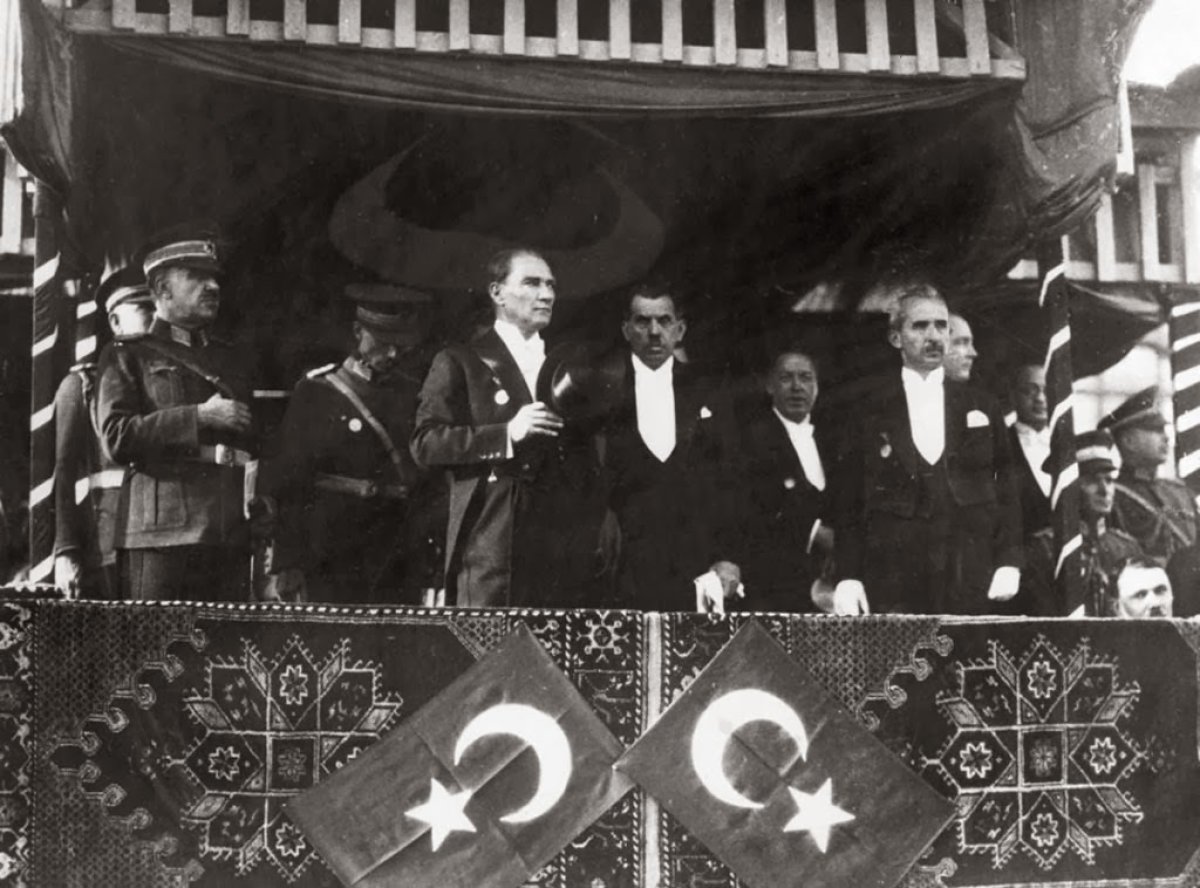 İnsanlık Yaşadıkça Atatürk Yaşayacaktır